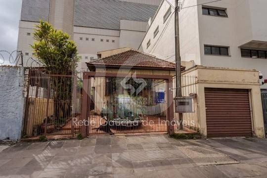 Casa composta por seis(6) dormitórios, no bairro Passo da Areia em Porto Alegre/RS.