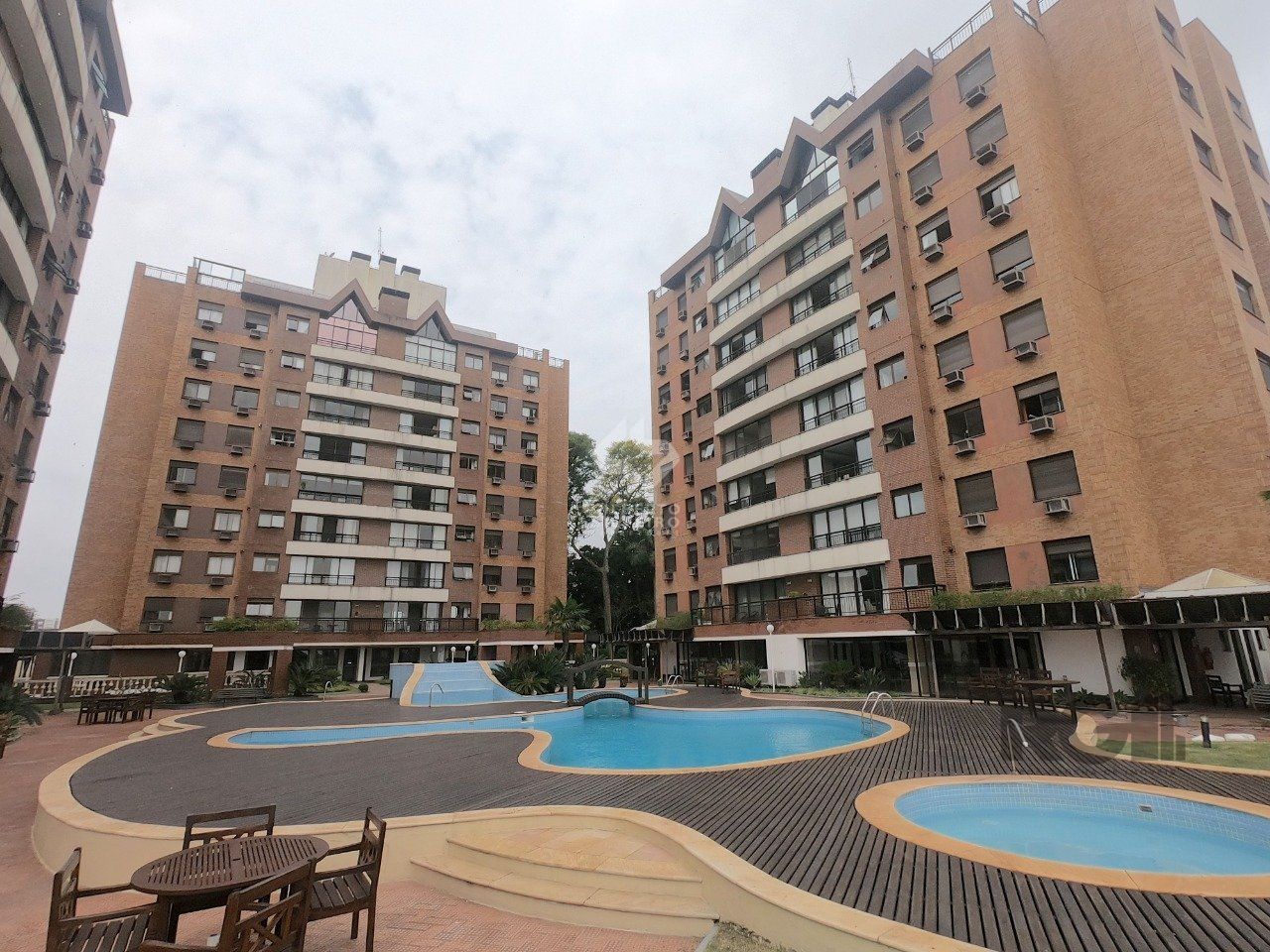 Apartamento 03 dormitórios com suite na Tristeza