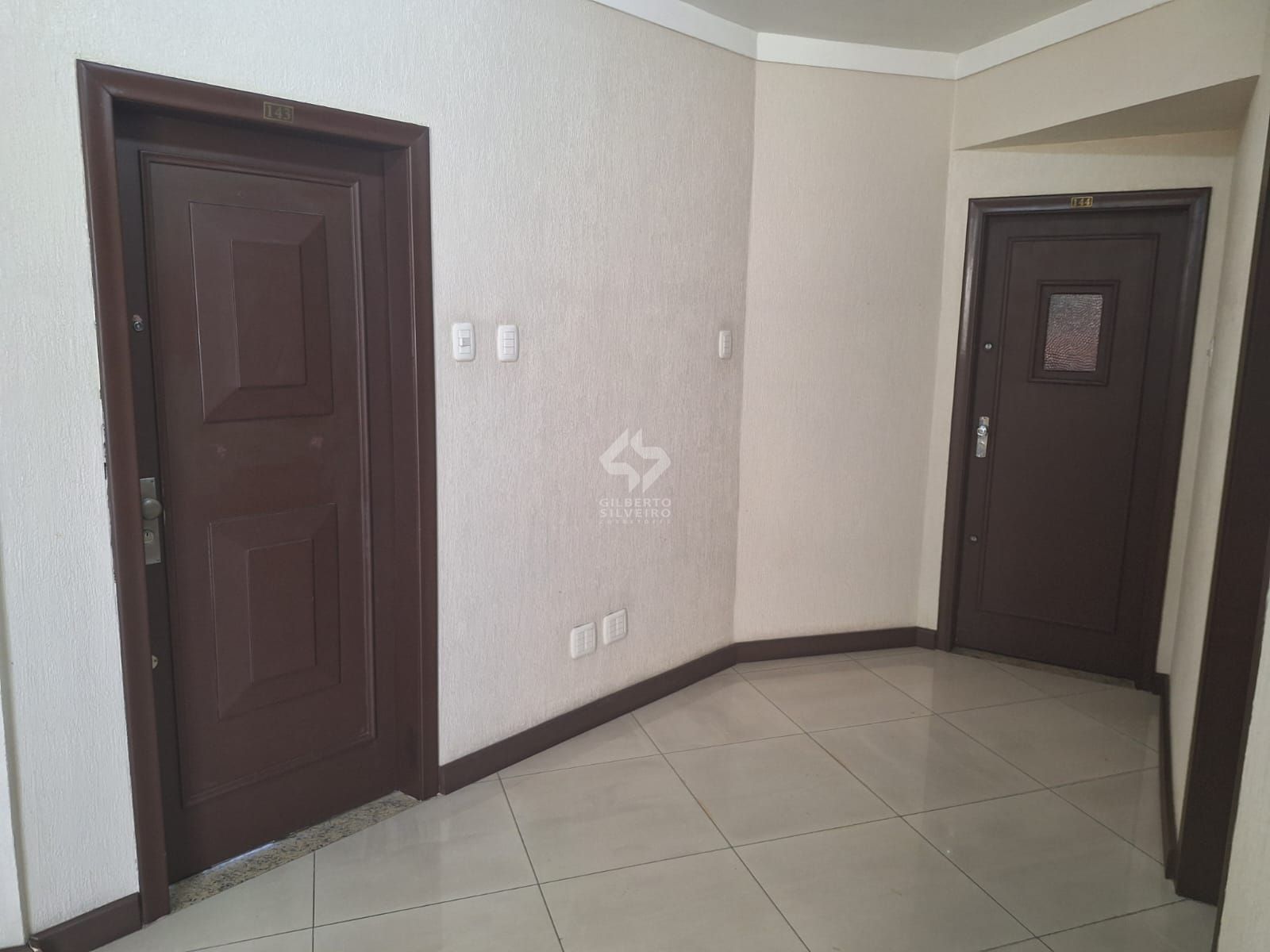 porta do apto, no corredor