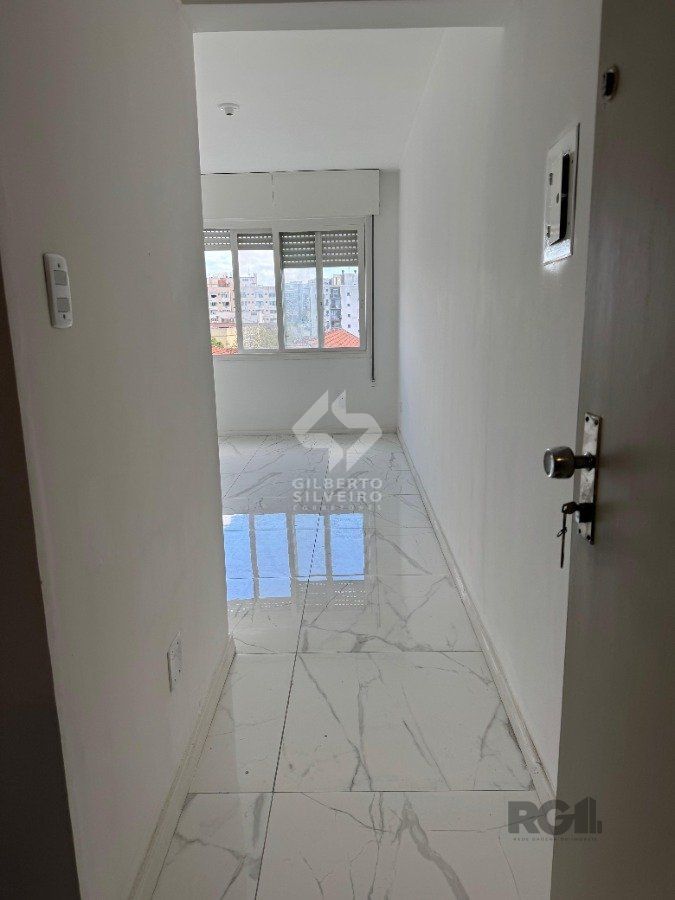 Apartamento com 54,70 m² de área privativa com dois dormitórios, sala, cozinha e área de serviço. Reformado.  Piso porcelanato