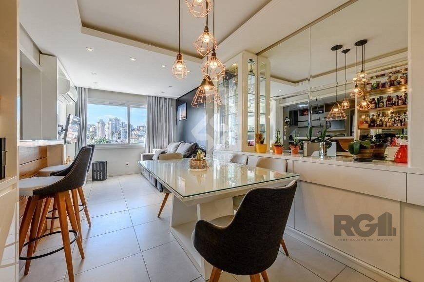 Apartamento 68 m² mobiliado, 2 dormitórios, sendo 1 suíte e 1 vaga.
