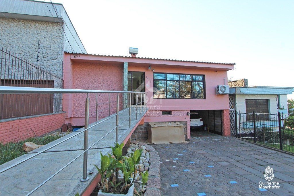 Casa para Venda - 500m², 5 dormitórios, sendo 2 suites, 5 vagas - Menino Deus