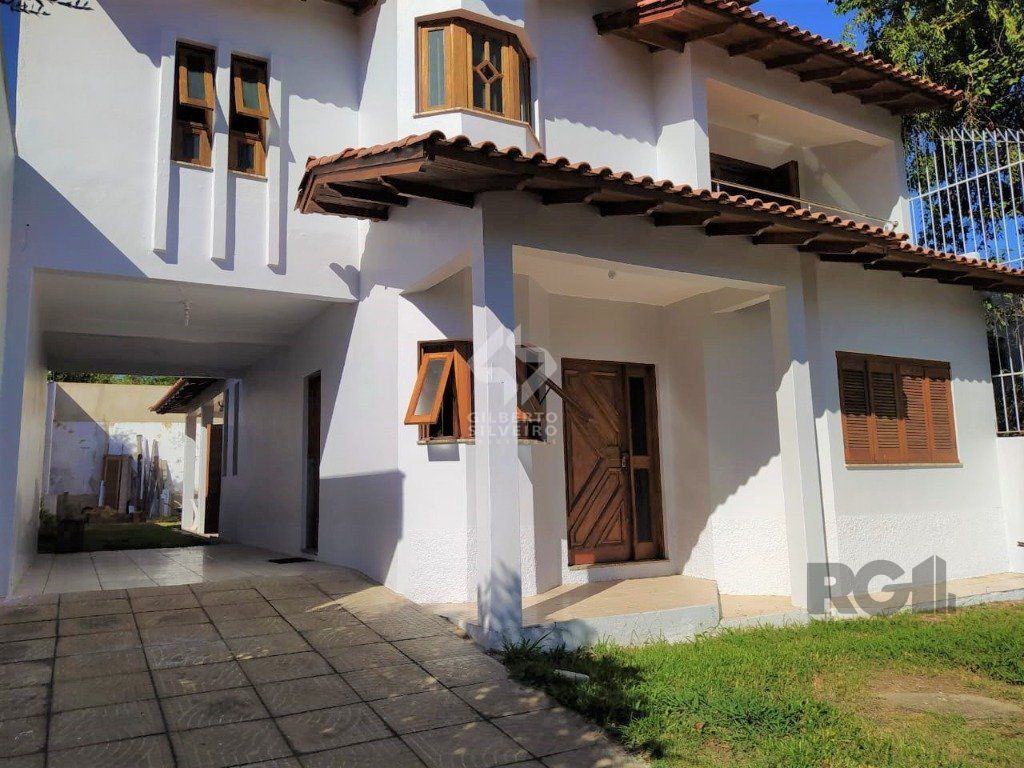 Casa 234m² - 3 dormitórios, 1 suíte e vaga para 6 carros no Jardim São Pedro
