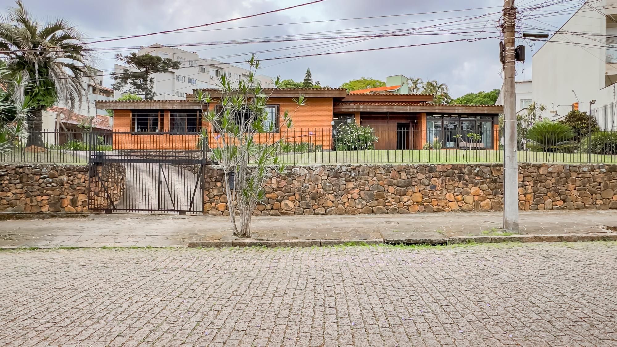 Casa com 3 quartos e 313m² à venda em Chácara das Pedras, Porto Alegre. Rua Joao Paetzel, Chácara Das Pedras, Porto Alegre