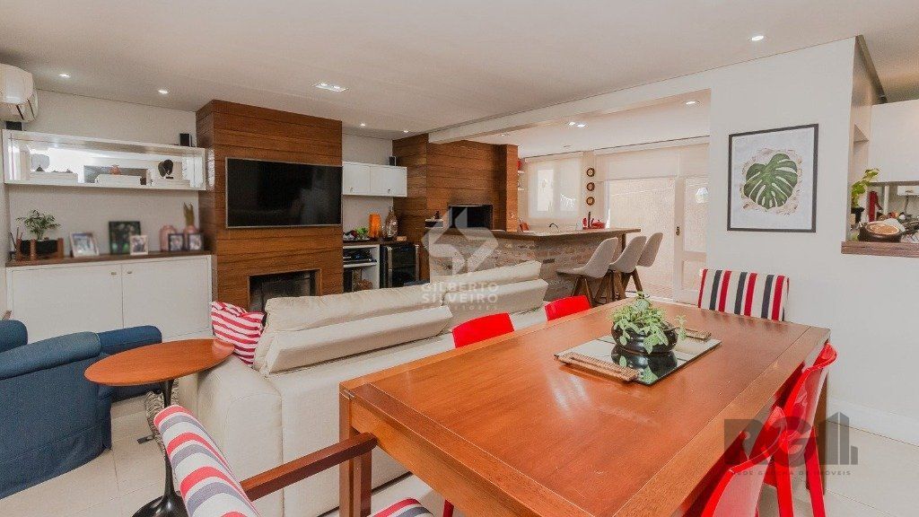 Excelente casa em condomínio de 249m² com 03 dormitórios e 4 vagas.