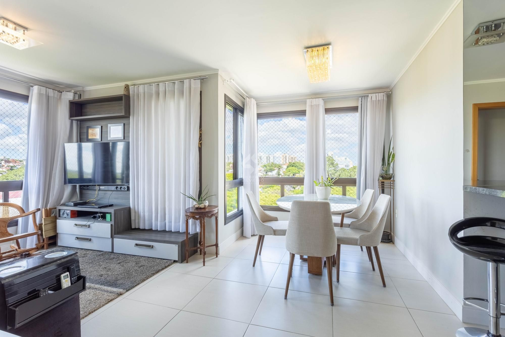 Apartamento à Venda com 2 Dormitórios (1 Suíte) e 2 Vagas Cobertas - Vila Ipiranga, Porto Alegre/RS