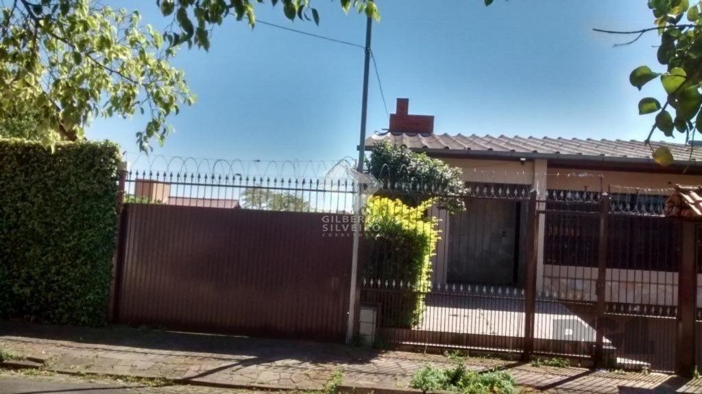 Casa com 3 dormitórios e amplo pátio com grama.
