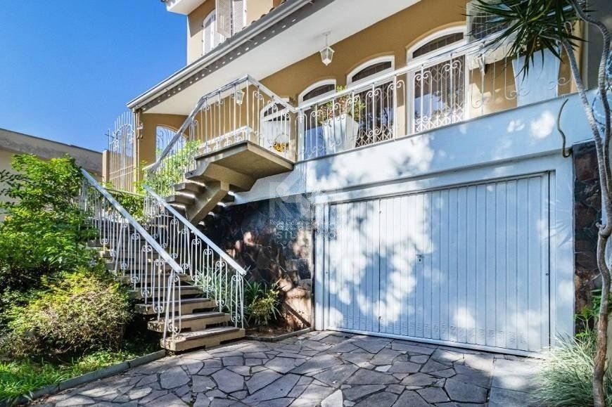 Excelente casa de 264m² com 4 dormitórios no bairro Menino Deus
