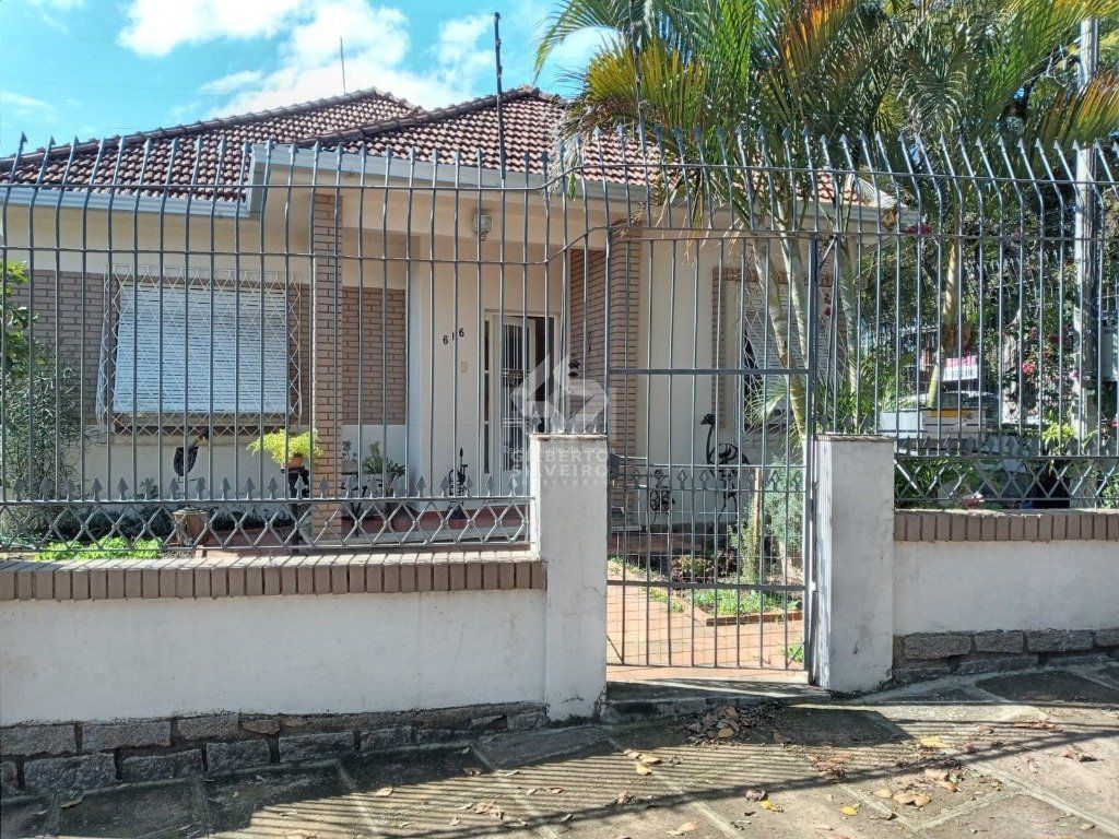 Casa para Venda - 384m², 3 dormitórios, sendo 1 suites, 3 vagas - Teresópolis