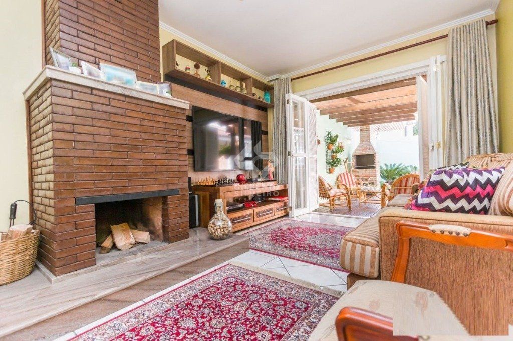 Casa para Venda - 258m², 3 dormitórios, sendo 1 suites, 4 vagas - Teresópolis