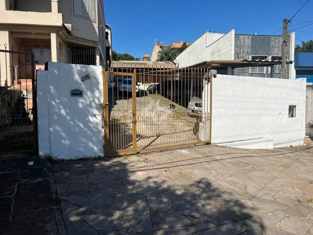 Terreno de 392m² com casa mista de 82m²