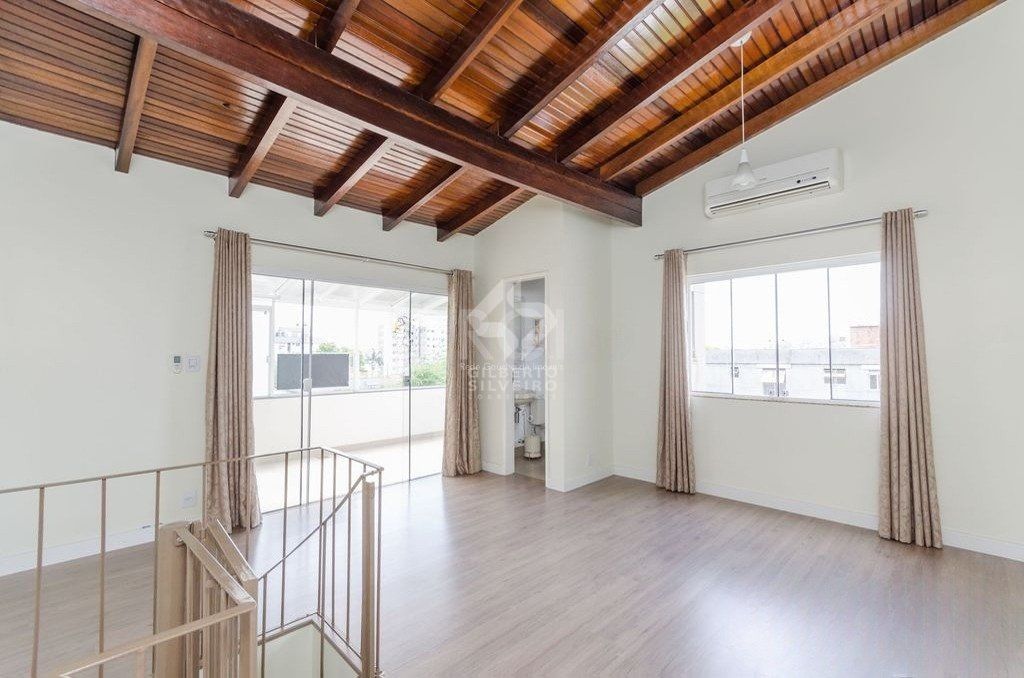 Cobertura semi mobiliada com 2 dormitórios, terraço com churrasqueira e 1 vaga de garagem no bairro Santo Antonio