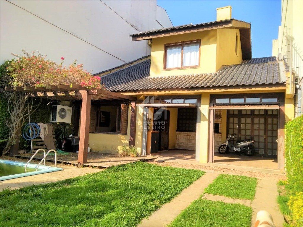 Casa para Venda - 219m², 3 dormitórios, sendo 1 suites, 4 vagas - Menino Deus