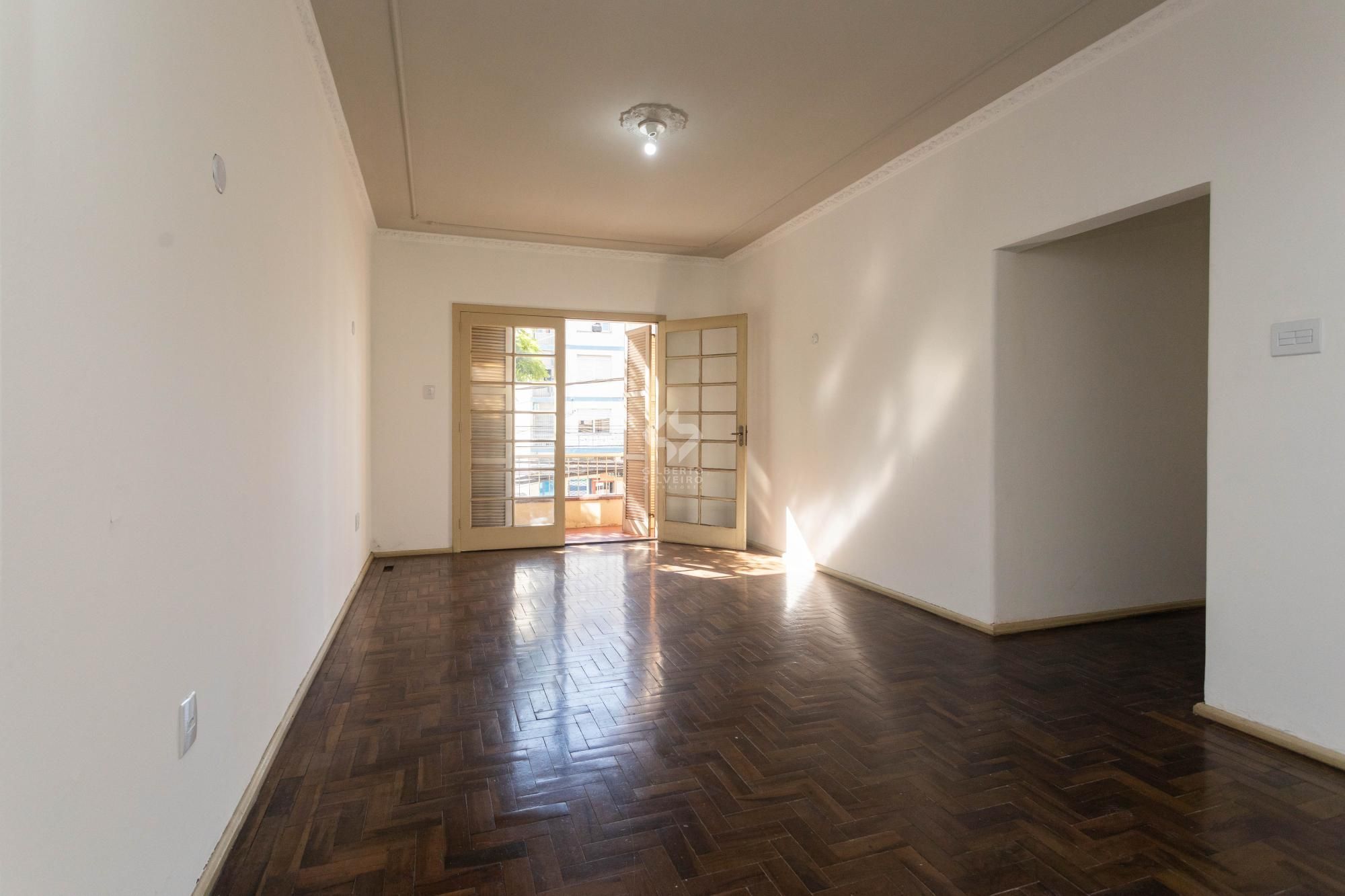 Amplo Apartamento de 3 Dormitórios com Sacada e Garagem na Av. Protásio Alves