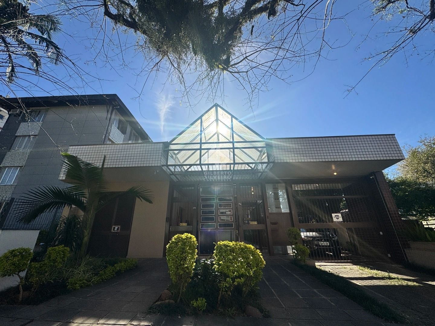 Apartamento dois dormitórios ( uma suíte) garagem/depósito Bairro Menino Deus
