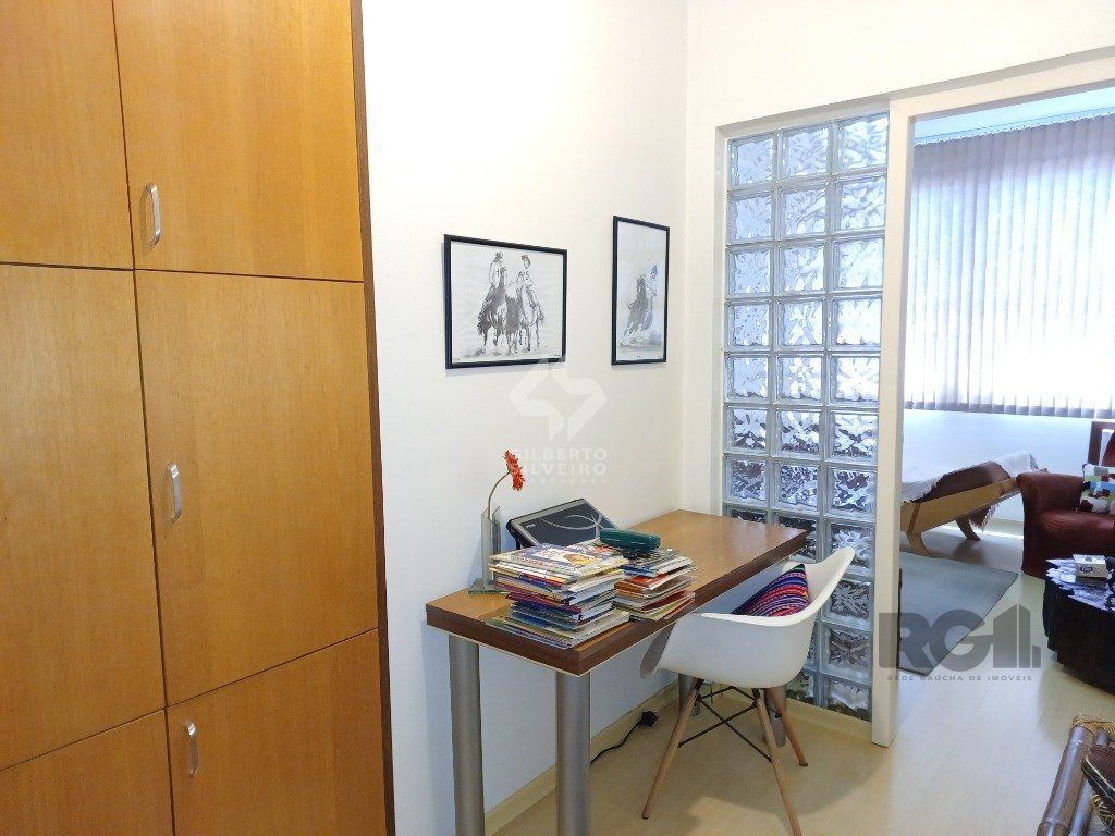 Sala comercial com 20m², andar alto, bem iluminada e ventilada.