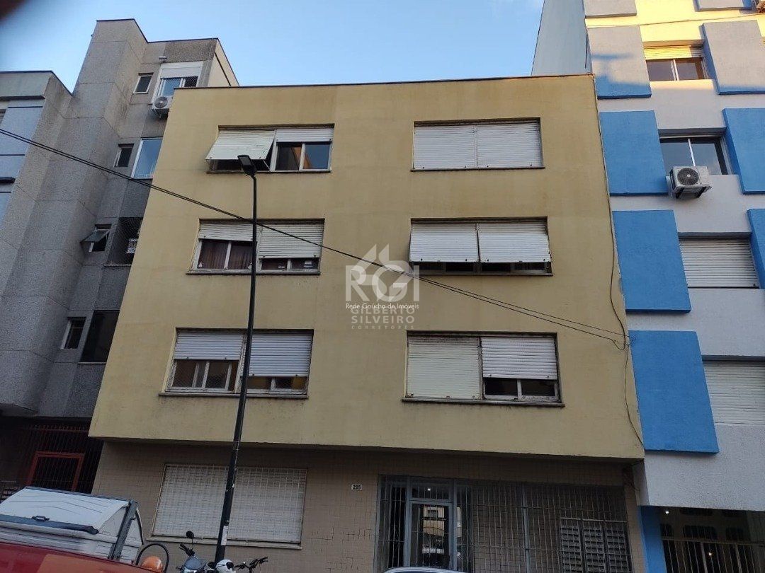 JK no Centro Histórico de Porto Alegre, com 26,01 m², cozinha com pia e armários, banheiro com box, piso com tabuão e orientação solar leste (sol da manhã).