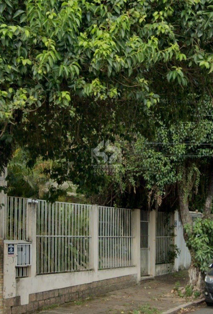 Casa com quatro (4) dormitórios,  duas (2) vagas de garagem, no bairro Passo da Areia em Porto Alegre.