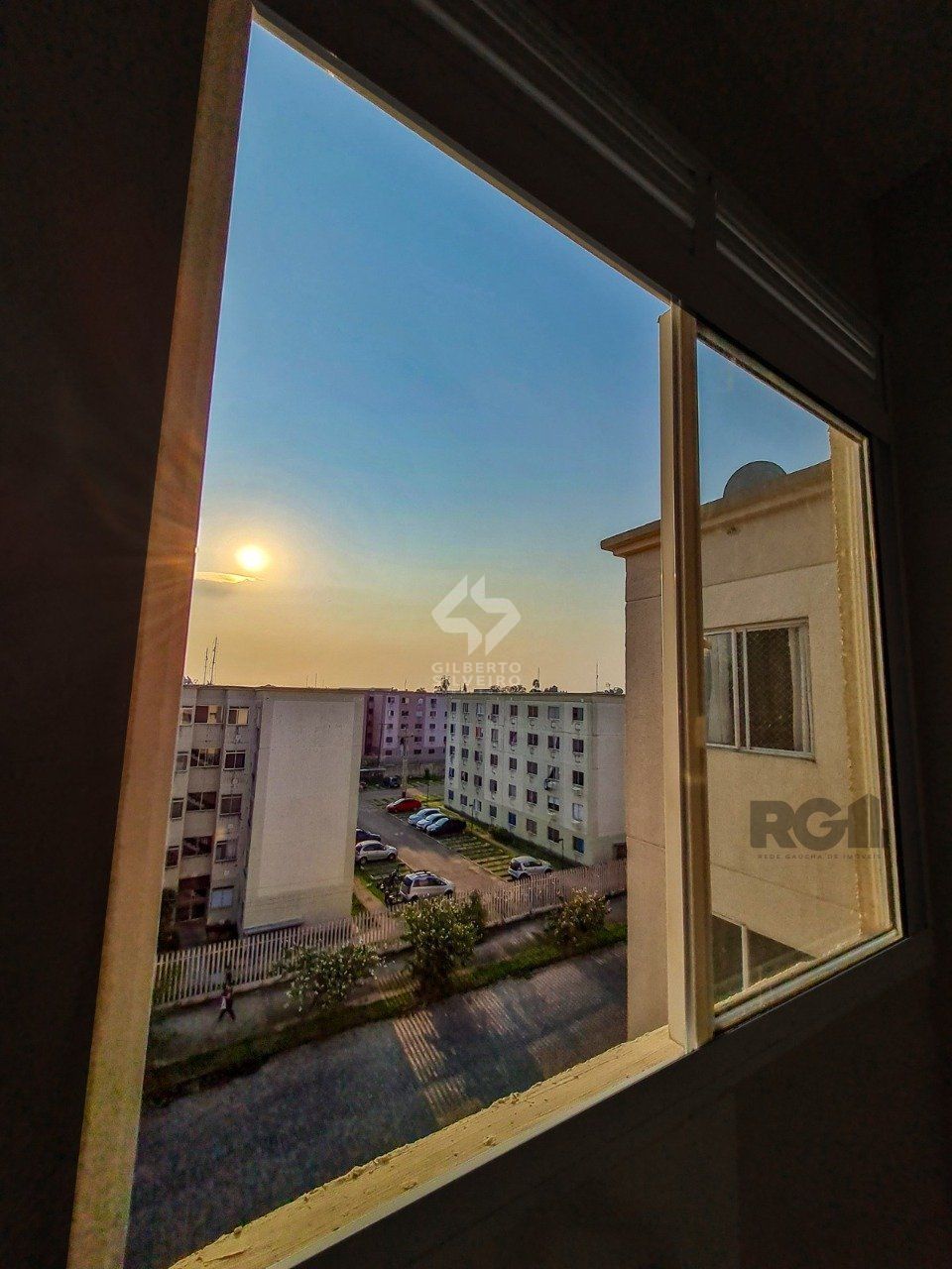 Apartamento de dois dormitórios e uma vaga de garagem no bairro Mario Quintana em Porto Alegre.