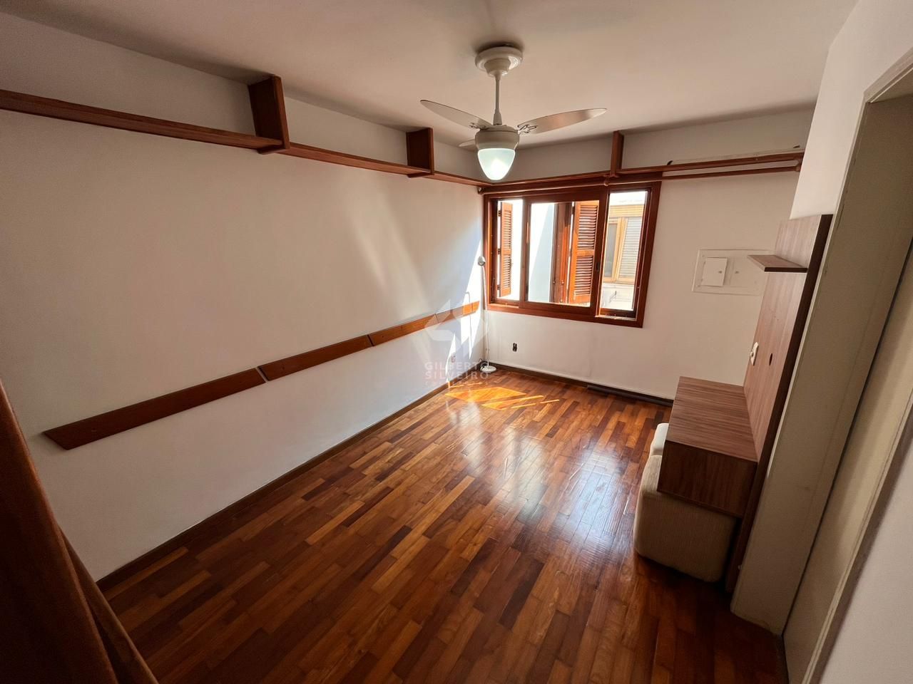 Apartamento de dois quartos e uma vaga de garagem no bairro Petrópolis em POA/RS