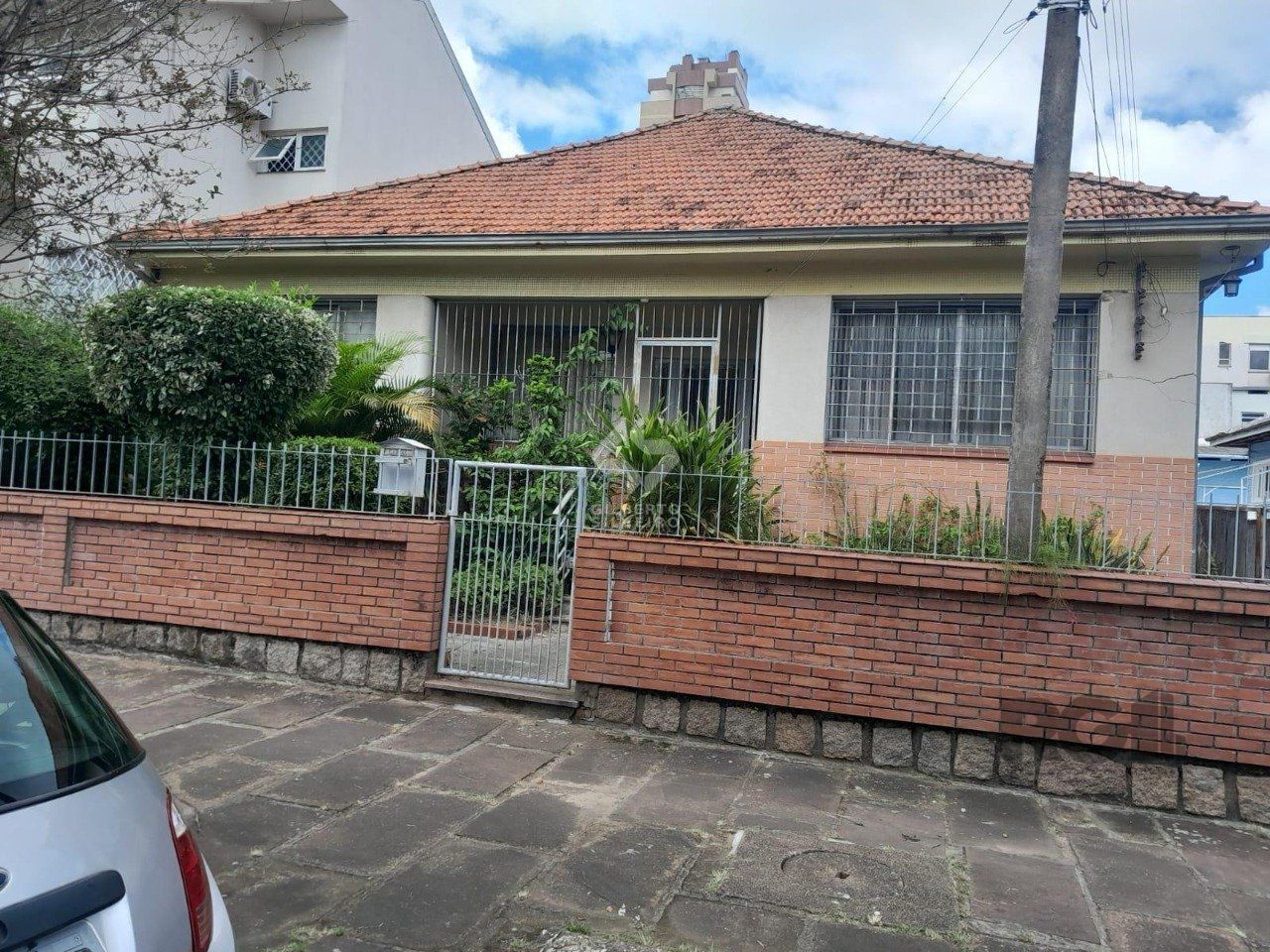Casa de 5vquartos e 3 vagas de garagem no bairro Santana em Porto Alegre