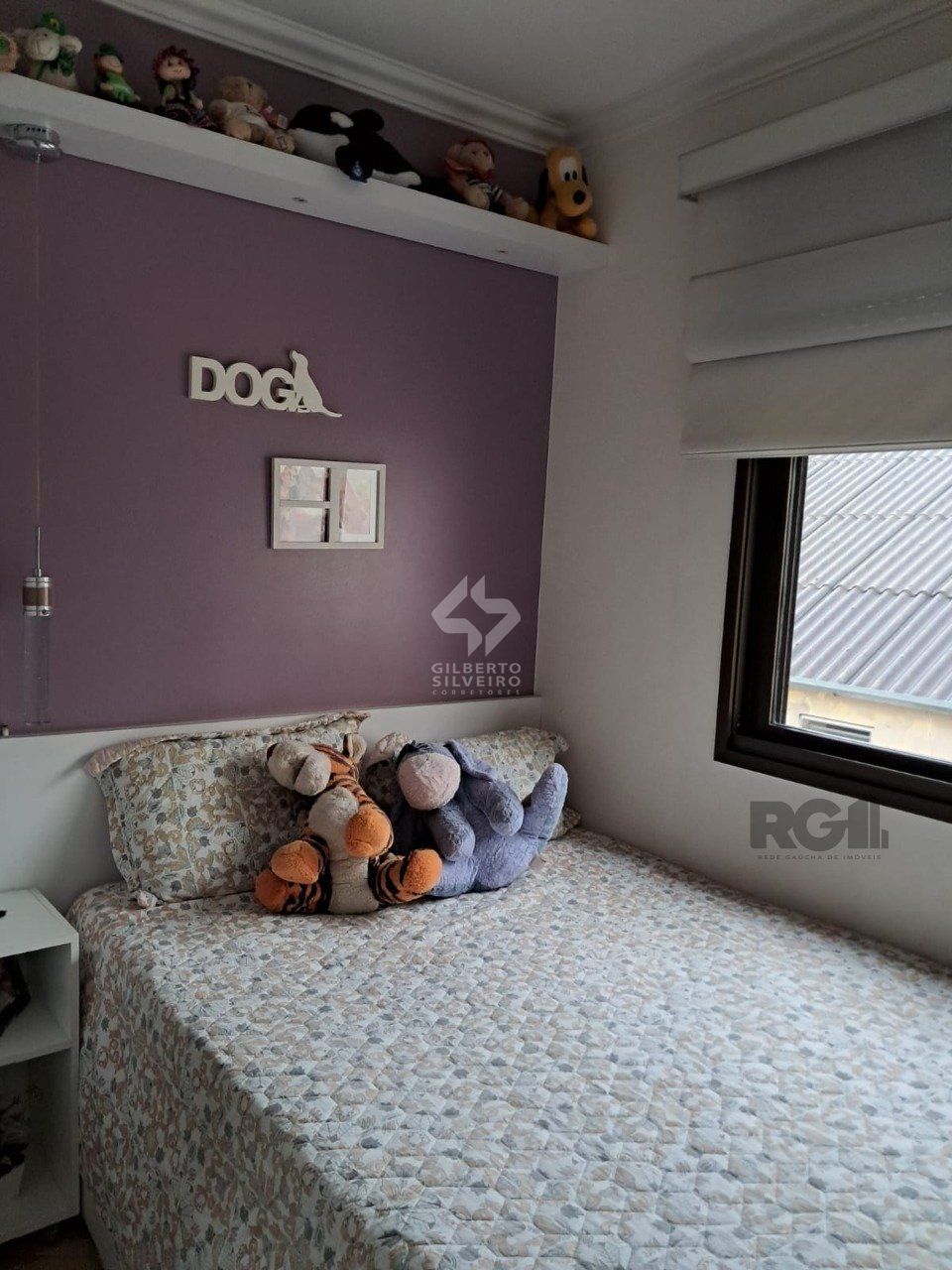 Apartamento de dois quartos, suíte e uma vaga de garagem no bairro Santana em Porto Alegre.