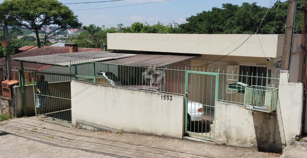 Casa no Bairro Cavalhada - 4 Dormitórios
