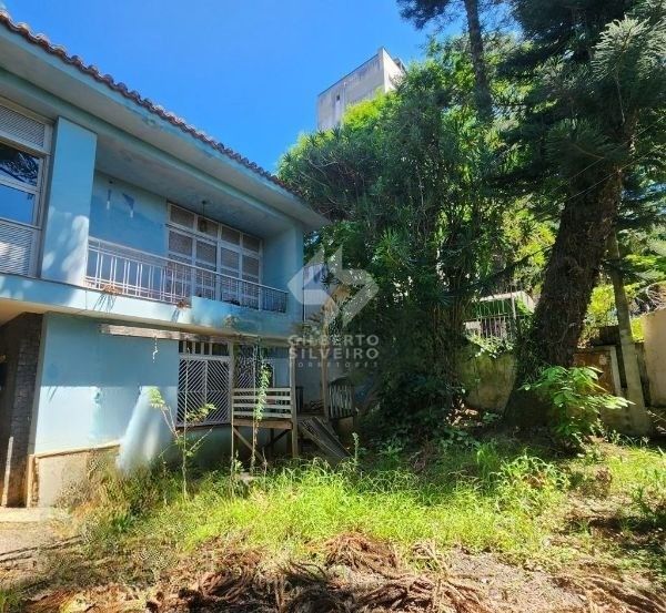 Sobrado no bairro Petrópolis com 200m² e terreno com 733m²
