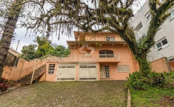 CASA DESOCUPADA E SEMI MOBILIADA, COM SUÍTE MASTER, SACADA, VISTA PANORÂMICA, EM AMPLO TERRENO NO SANTA TEREZA
