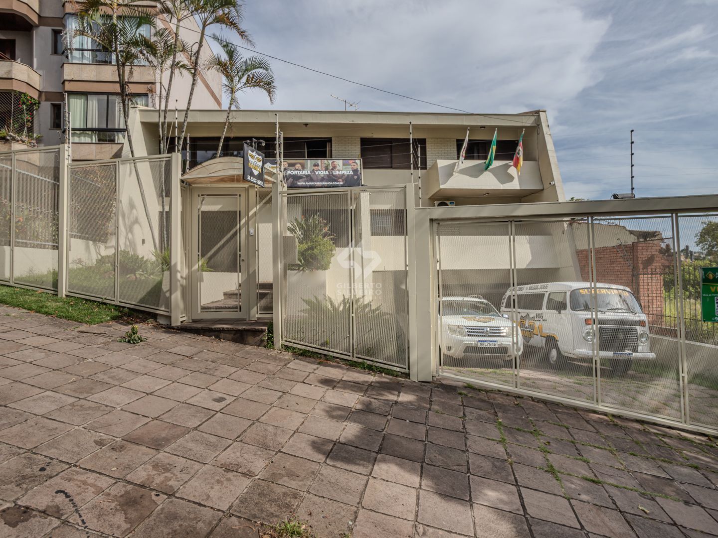 Casa sobrado no Menino Deus de 3 dormitórios e 3 vagas