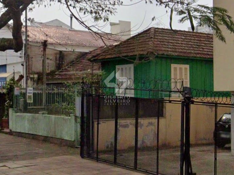 Vende-se casa de madeira, com dois dormitórios, banheiro, sala e cozinha. Localização privilegiada no bairro Jardim Botânico. Área do terreno com 6,6mx44m.