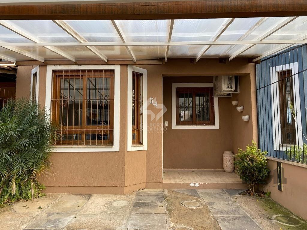 Casa térrea com 02 dormitórios e 01 vaga, no bairro Aberta dos Morros, em Porto Alegre.