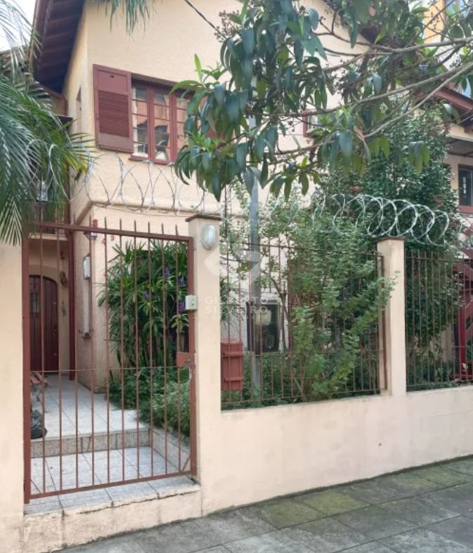 Casa 7 dormitórios 2 vagas de garagem no bairro Petrópolis