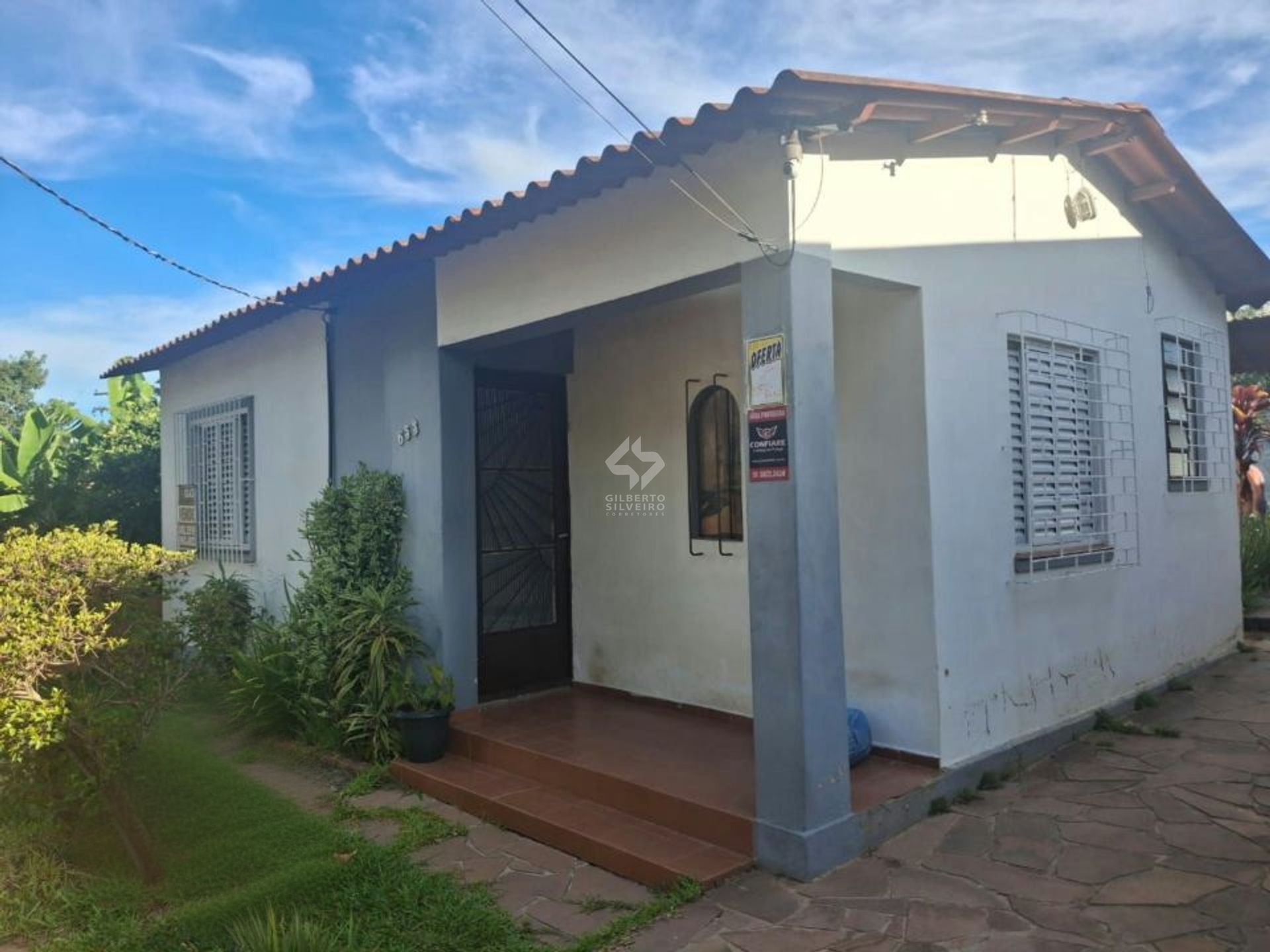 Casa 2 dormitórios com pátio e 3 vagas no Camaquã