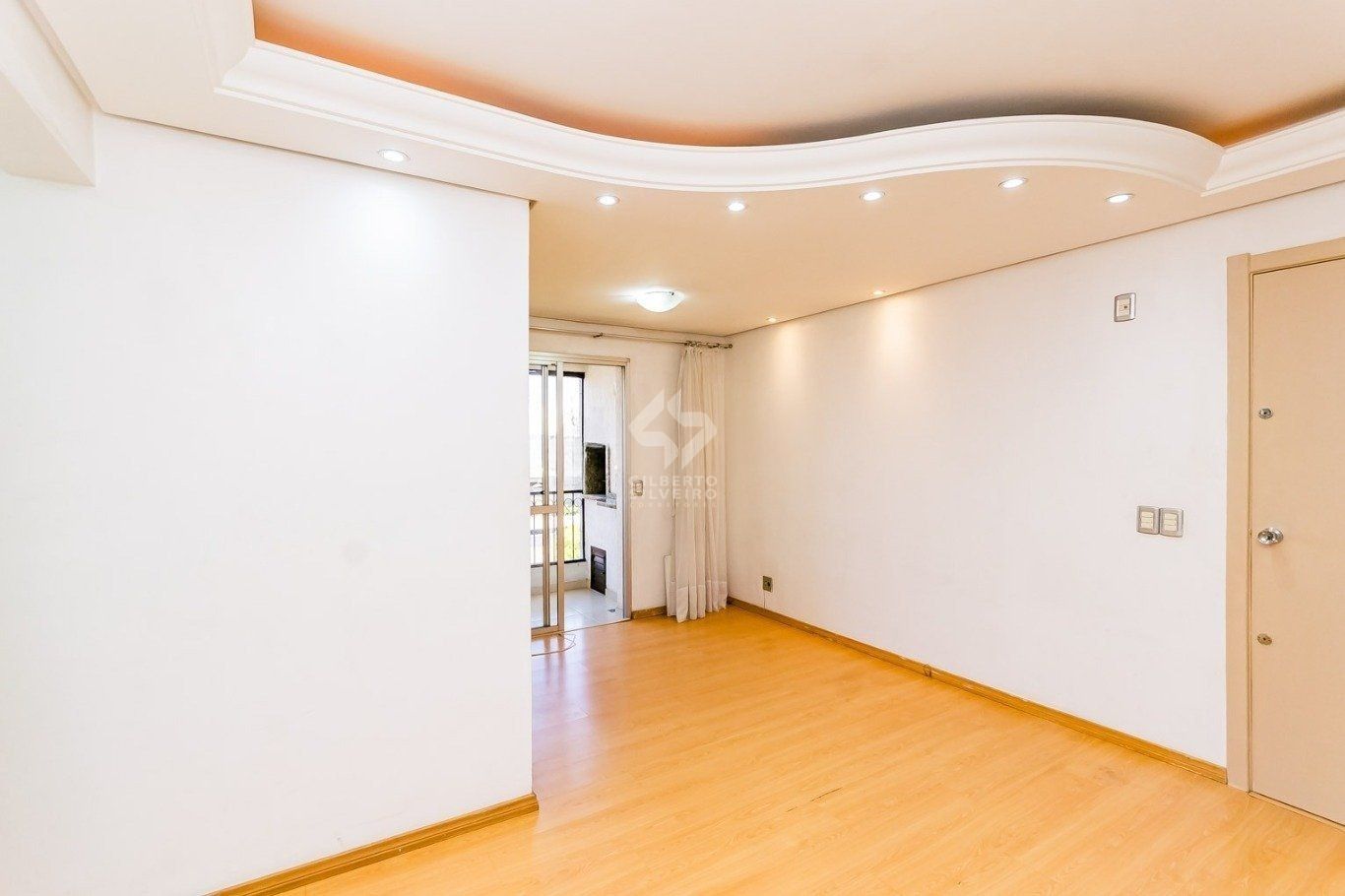Apartamento de 2 dormitórios, elevador,1vaga de garagem, no Bairro Sarandi POA.
