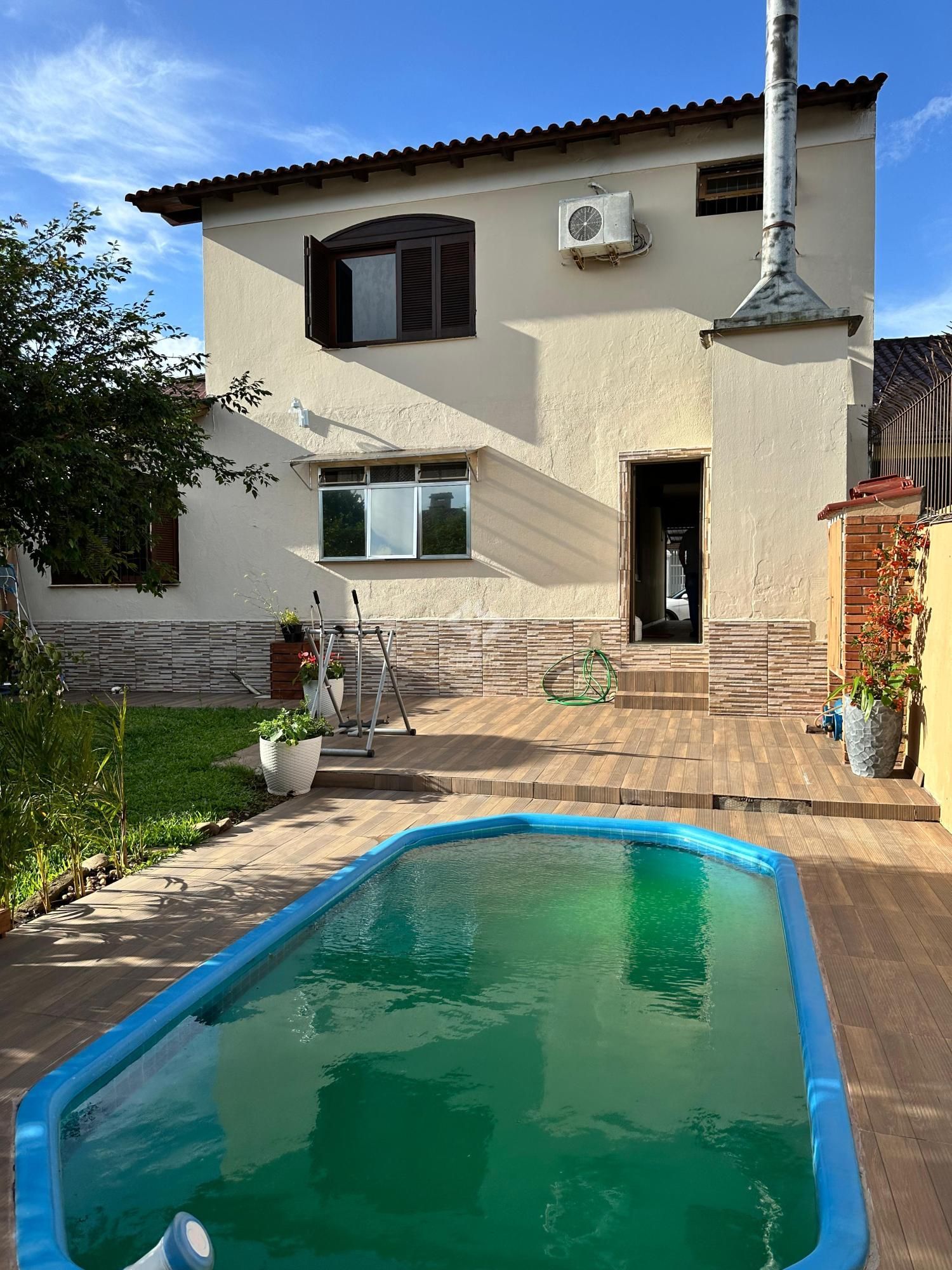 Casa com 3 quartos, 1 suíte e 220m² à venda em Parque Santa Fé, Porto Alegre.