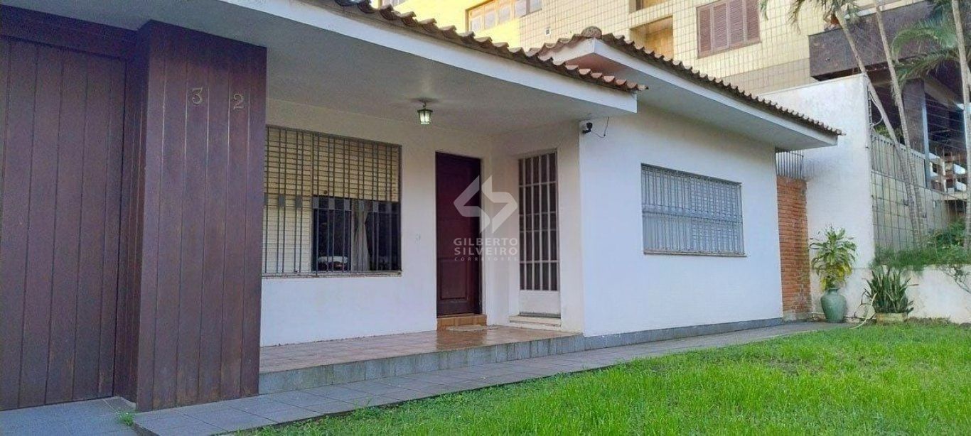 Casa com 4 quartos, 4 vagas e amplo pátio no Bairro Jardim Lindóia