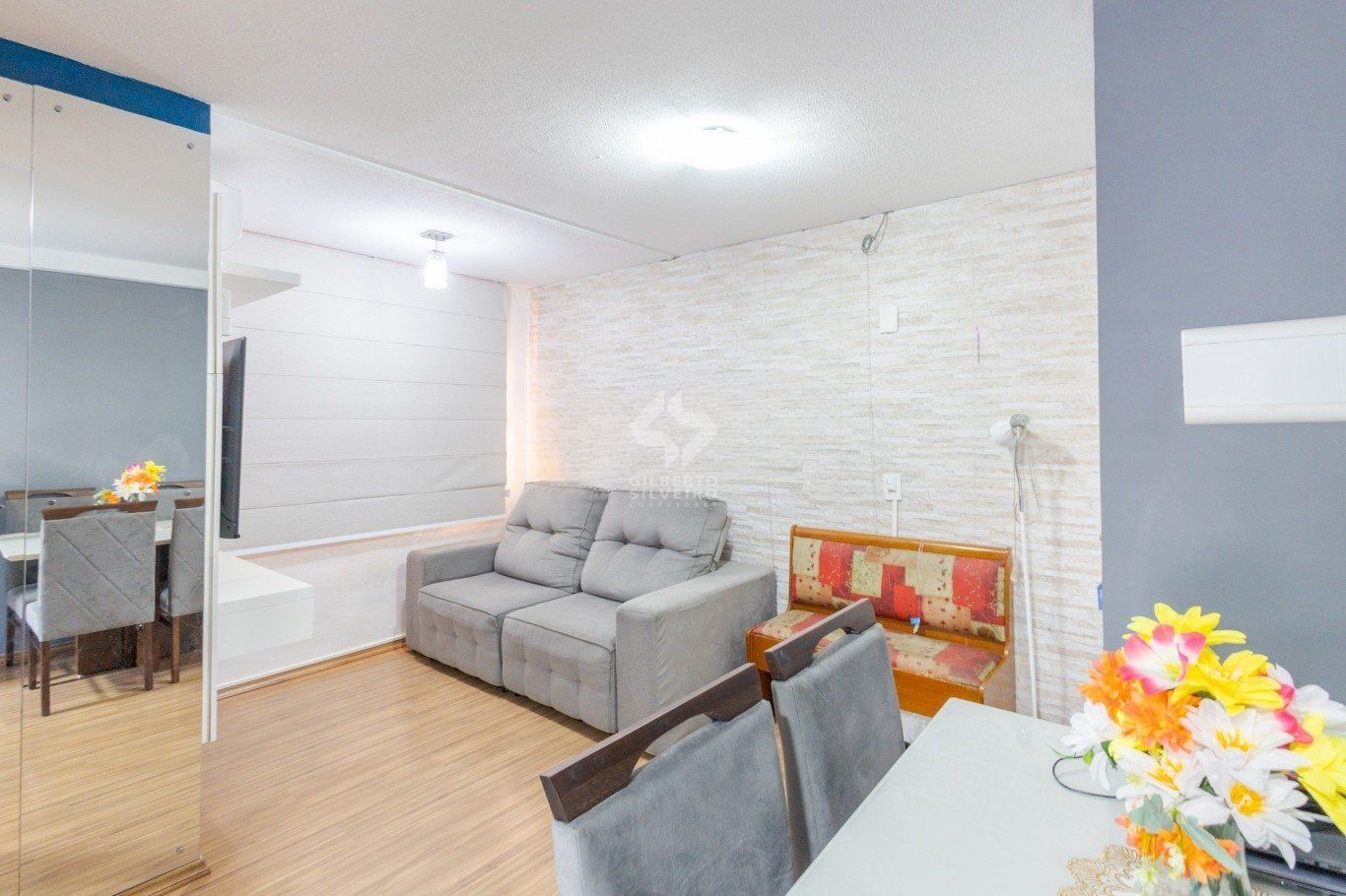 Apartamento semi mobiliado 2 quartos e 1 vaga no bairro Sarandi