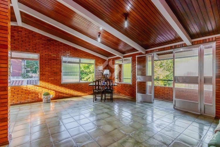 Casa com 6 quartos, 2 vagas e pátio no Bairro Higienópolis