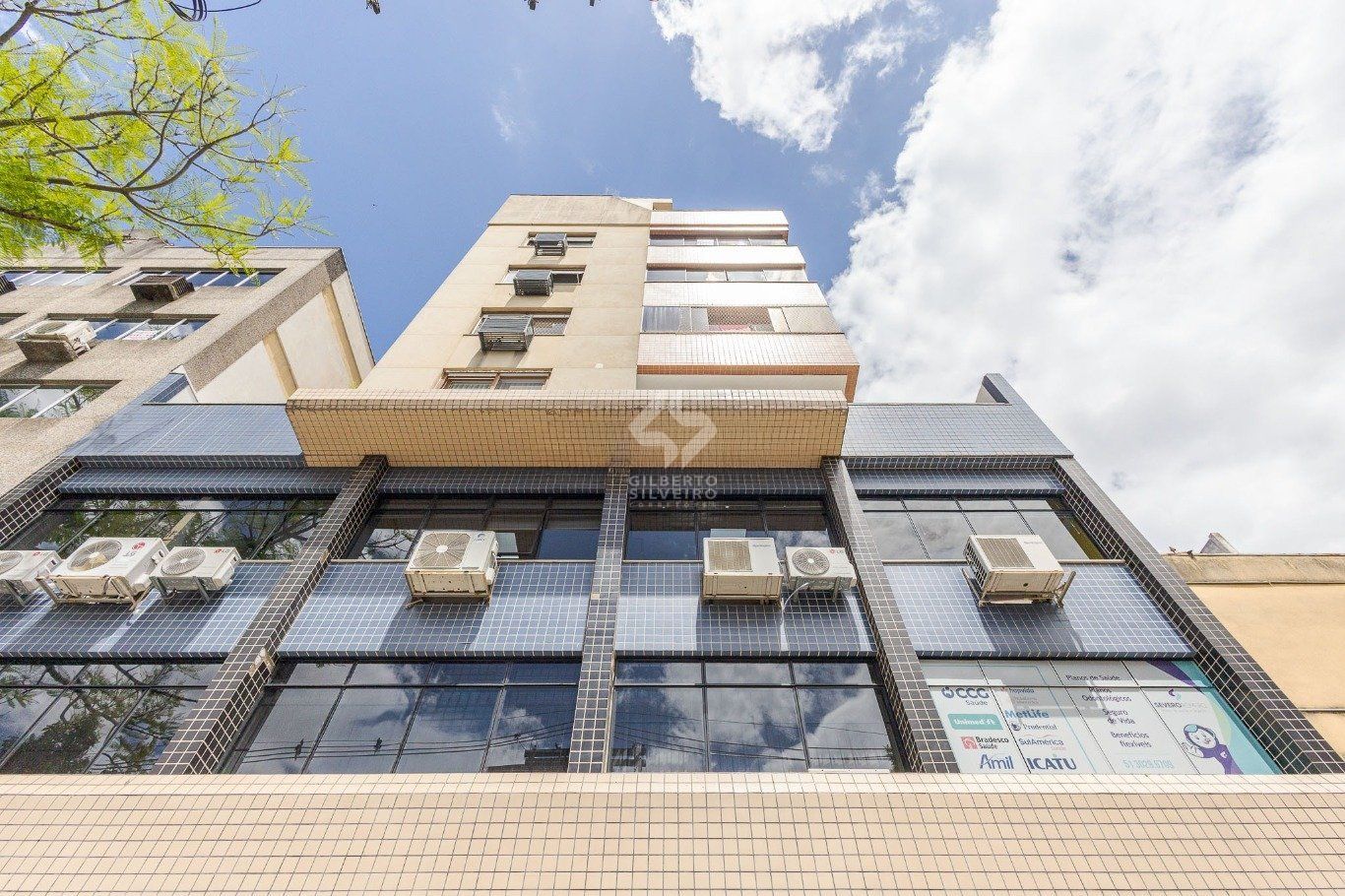 Cobertura com 4 quartos, 1 suíte e 2 vagas no bairro Passo da Areia.