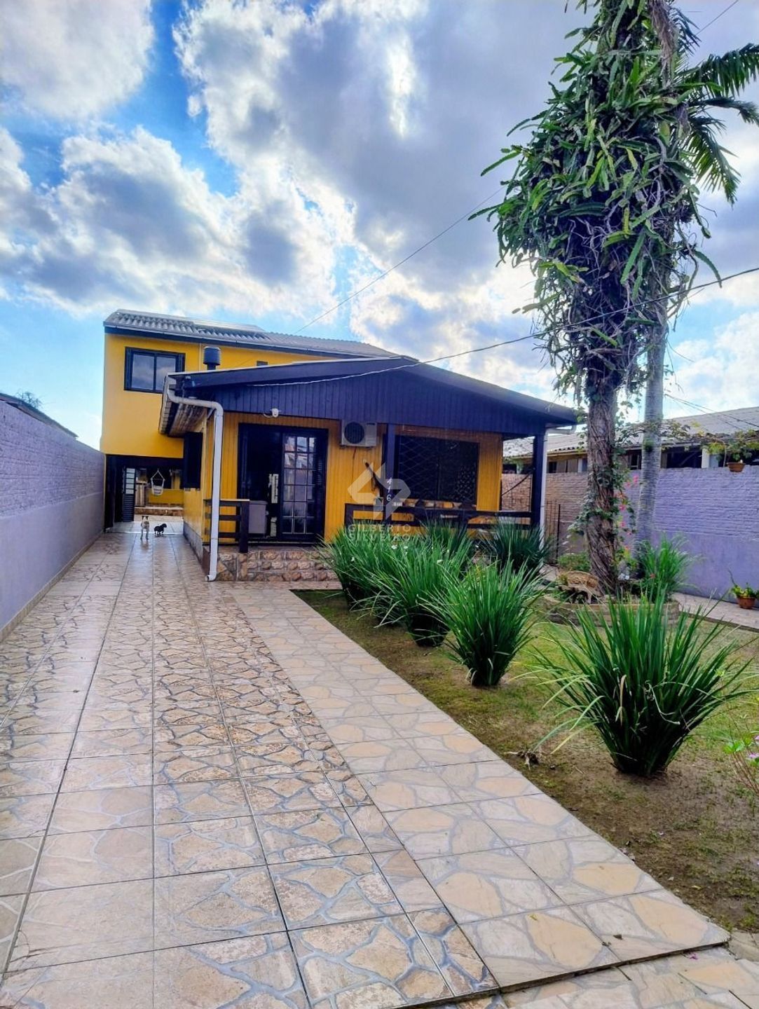 Casa de 4 dormitórios e 4 vagas de garagem em Canoas.