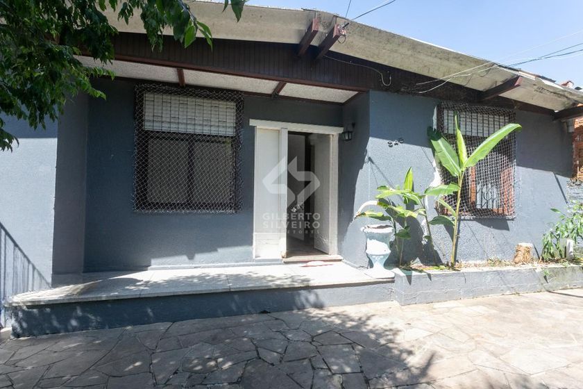 Casa com 3 dormitórios e 2 vagas no Bairro Parque dos Maias