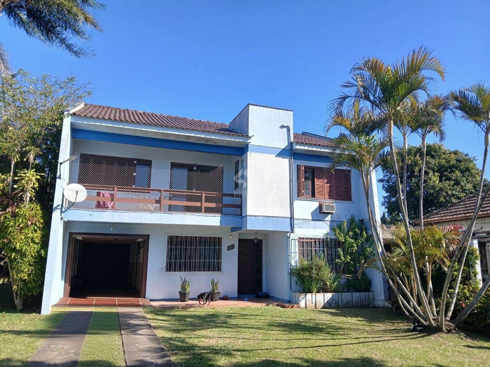 Casa com 3 dormitótrios, piscina e 2 vagas de garagem em Canoas.