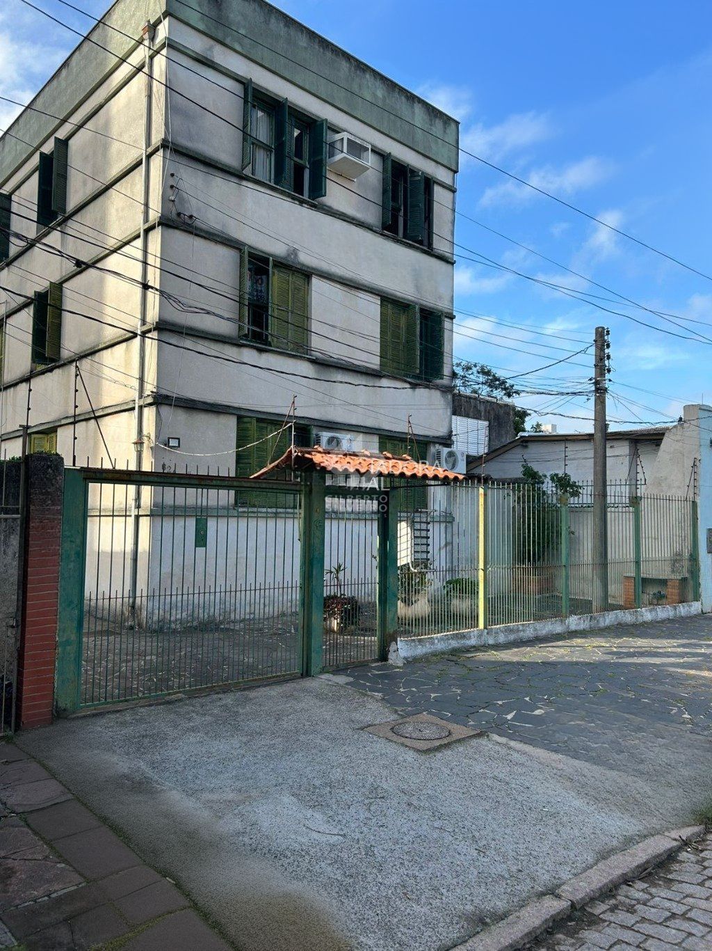 Apartamento térreo com 3 quartos no Bairro Cidade Baixa