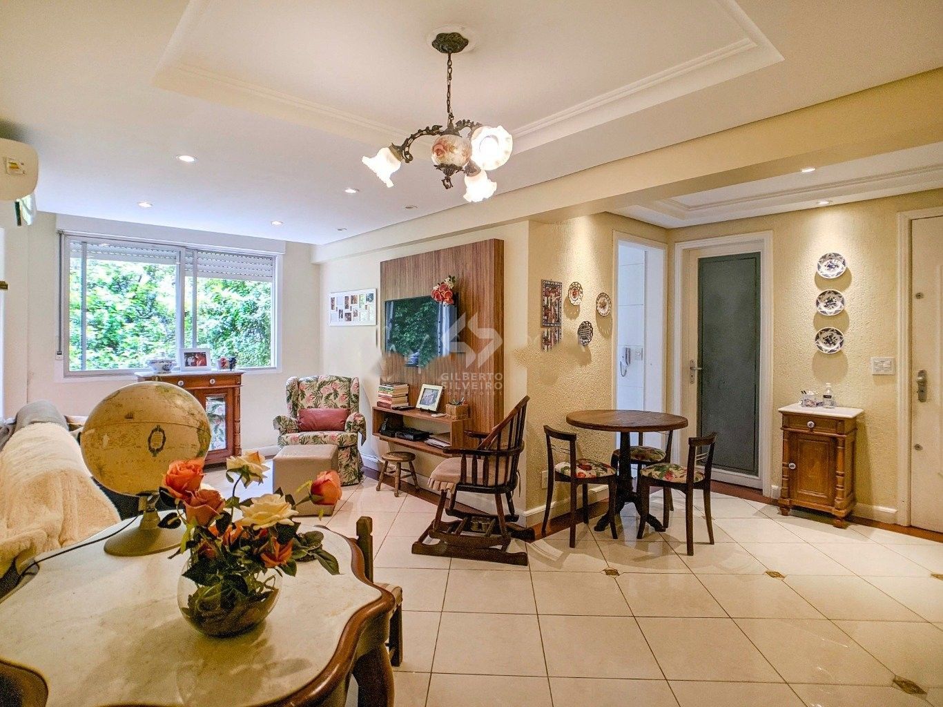 Apartamento à venda no bairro Menino Deus. Localizado em frente ao Parque Marinha do Brasil. O imóvel conta com 2 dormitórios e 1 vaga coberta.