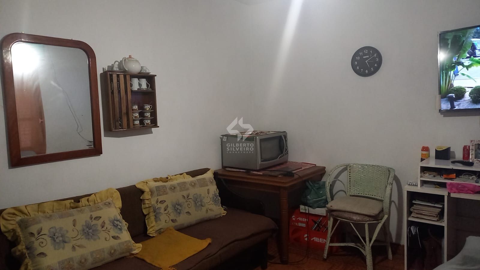 CASA AMPLA, 2 DORMITÓTIOS, 1SUÍTE, SALA, COZINHA, BANHEIRO SOCIAL , 2 VAGAS DE GARAGEM E ÓTIMA LOCALIZAÇÃO!
