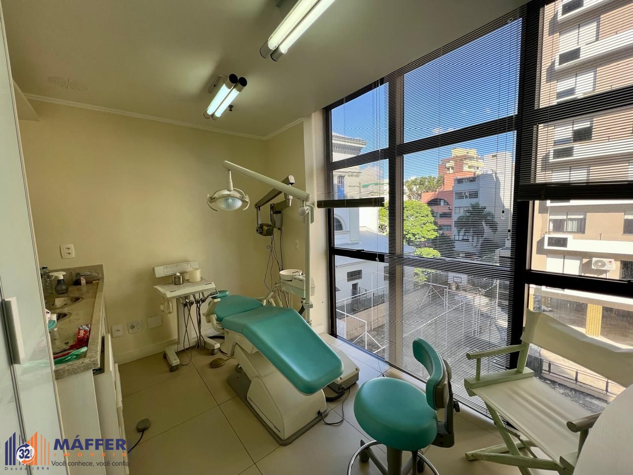 Clínica Odontológica mobiliada e equipada, 38 m2 com 2 vagas individuais na Av. Vinte e Quatro de Outubro