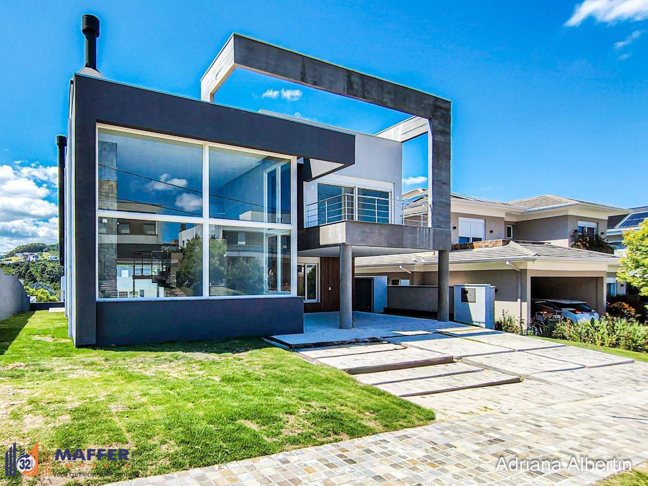 Casa em Alphaville com 3 suítes e pátio amplo