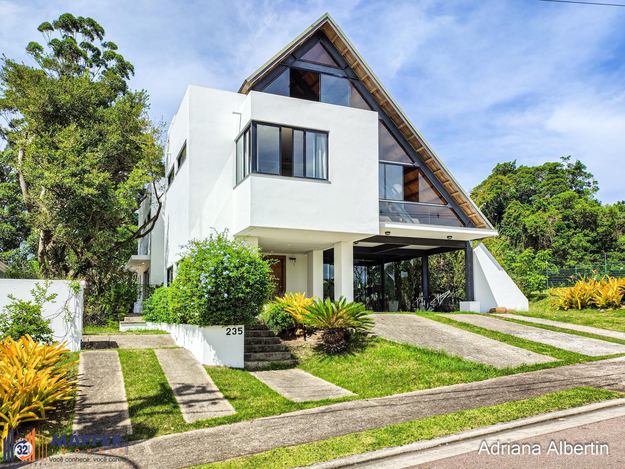 Casa com 395m² e vista para o Guaiba
