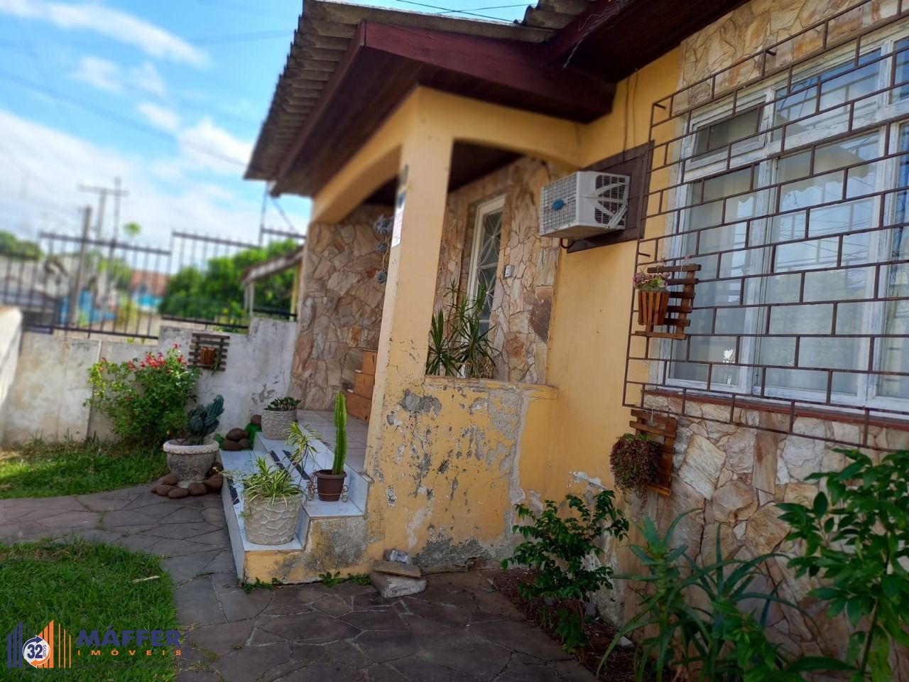 Duas casas no terreno com 2 vagas de garagem